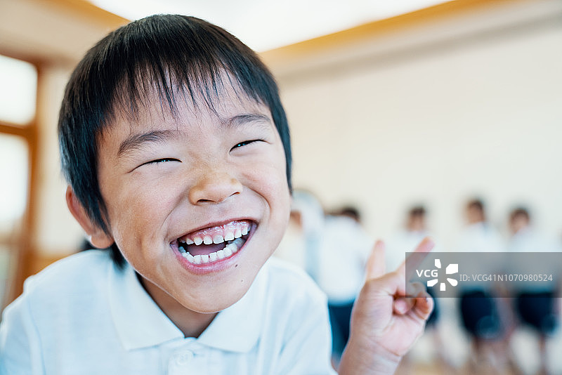 在日本的幼儿园里做鬼脸的男孩图片素材