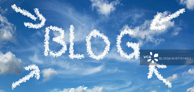 蓝天白云下的带有箭头的博客铭文图片素材