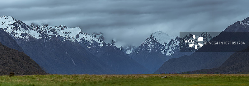 埃格灵顿山谷的雪山全景图片素材