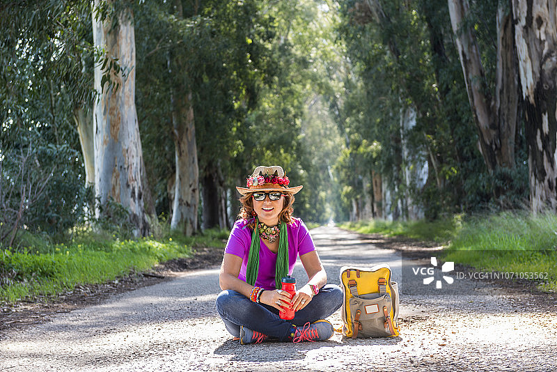 在马路中间的女人图片素材