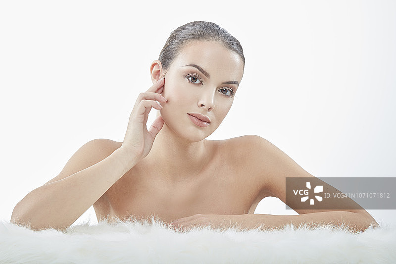 白色背景下的年轻女子面部特写图片素材