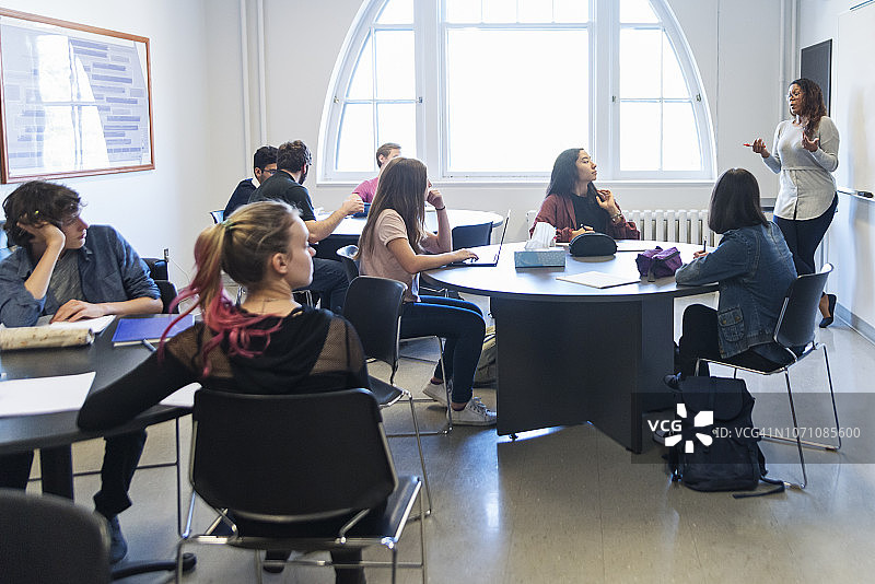 多民族大学生在教室里图片素材