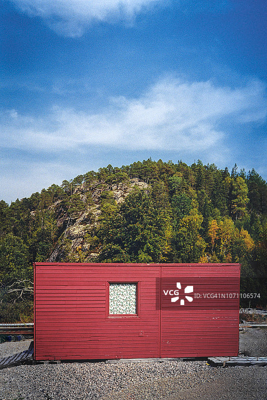 背景是山的废弃建筑工棚图片素材