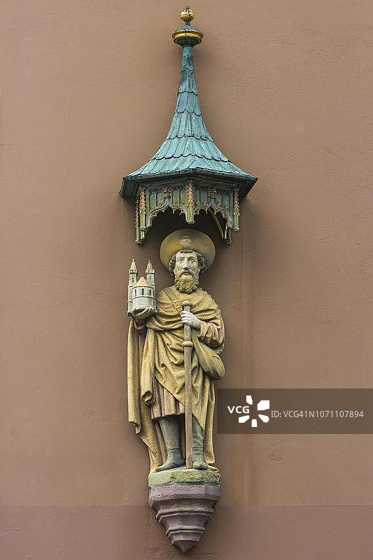 德国巴伐利亚州,中弗兰科尼亚纽伦堡,守护神圣罗库斯,手握圣塞巴尔德斯教堂的手工模型,在一座别墅的遮篷下图片素材