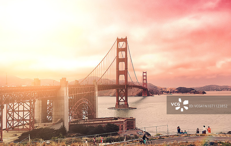 日落时分的旧金山金门大桥图片素材