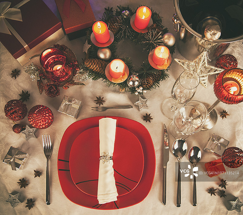 优雅的圣诞餐桌布置图片素材