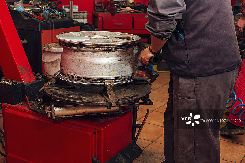 使用轮胎研磨机的职业男士图片素材