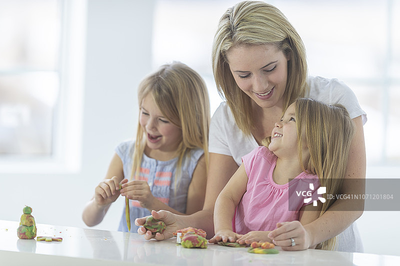 玩橡皮泥图片素材