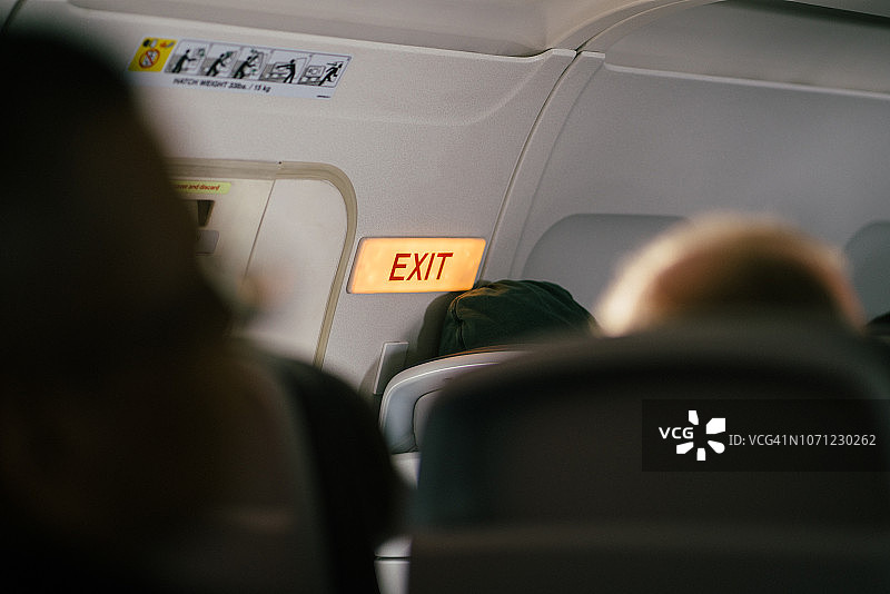商用飞机紧急出口标志图片素材