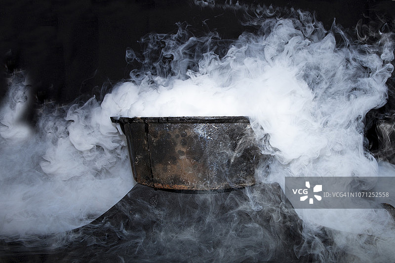 大锅里的干冰图片素材