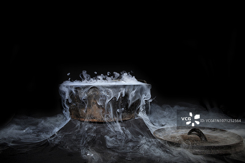 大锅里的干冰图片素材