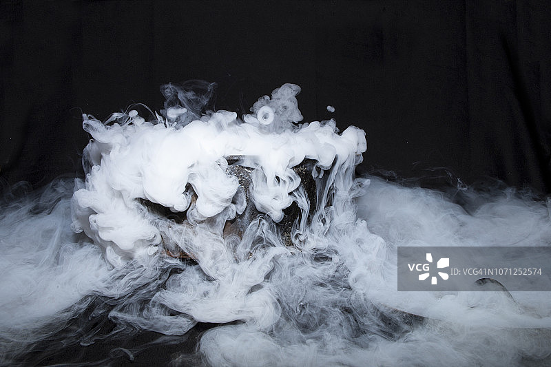 大锅里的干冰图片素材