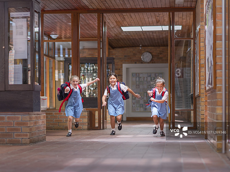 激动的学生跑向入口图片素材