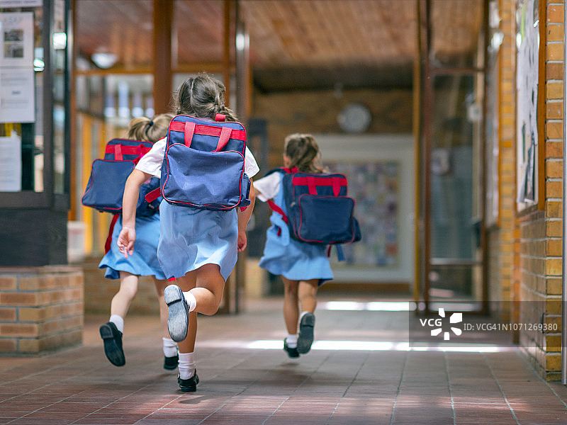 激动的学生跑向入口图片素材