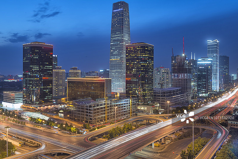 夜晚的北京中央商务区高楼大厦天际线，中国城市景观图片素材