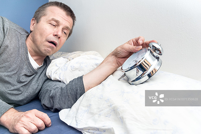 男人讨厌早起图片素材