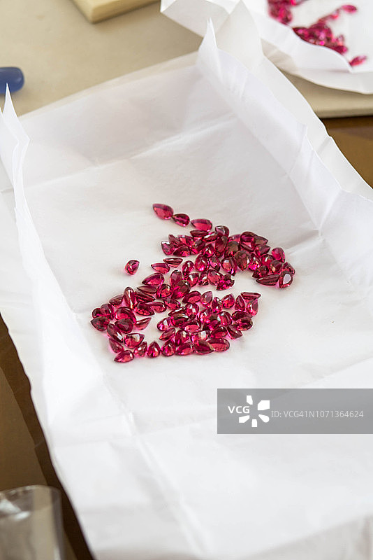 装有红宝石的打开的包装盒，印度斋浦尔图片素材