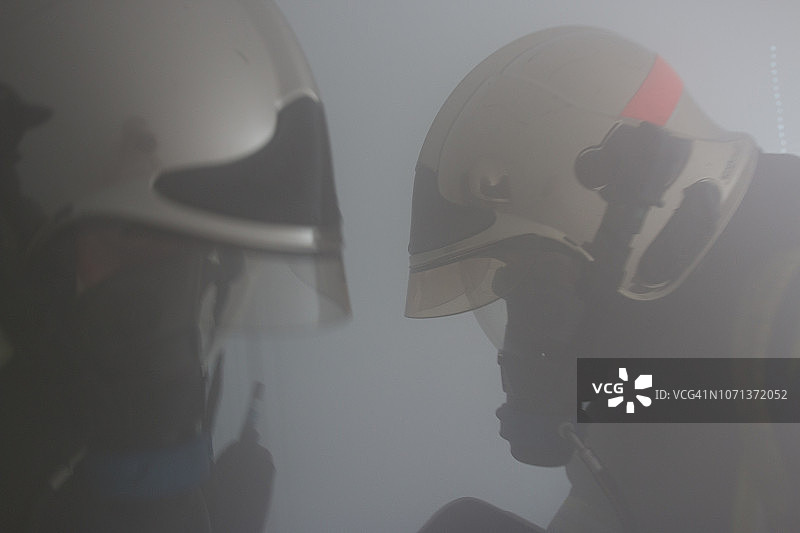 烟雾中工作的两名消防员图片素材