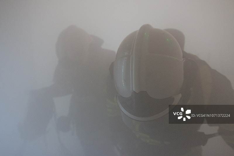 烟雾中工作的两名消防员图片素材