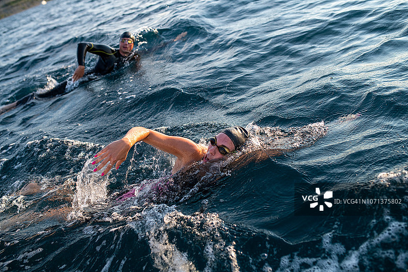 在海中游泳的开放水域游泳者图片素材