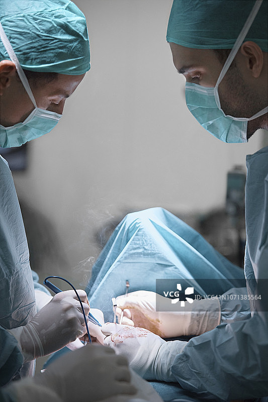 医生在医院为病人做手术图片素材