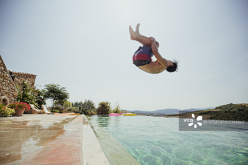后空翻跳入泳池图片素材