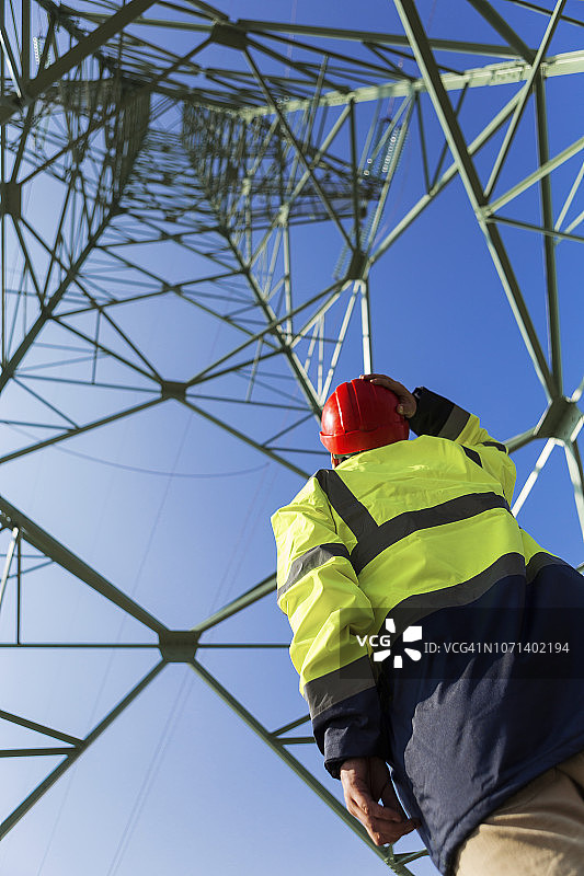 工程师在电力站向上看图片素材