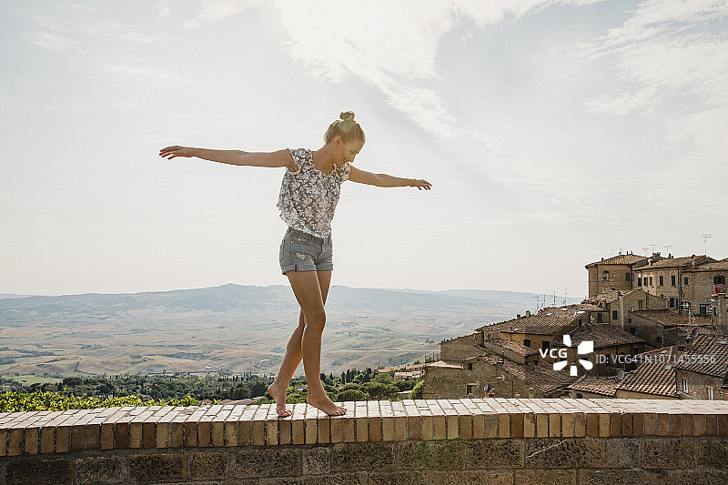 拥抱自由图片素材