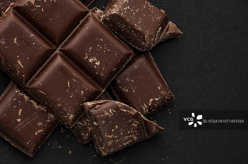 黑色背景上的黑巧克力块图片素材