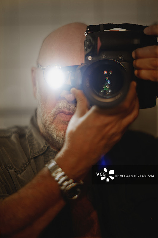 摄影师正在拍摄图片素材