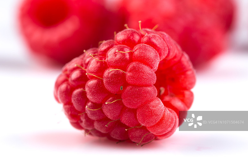白色背景上的新鲜覆盆子图片素材