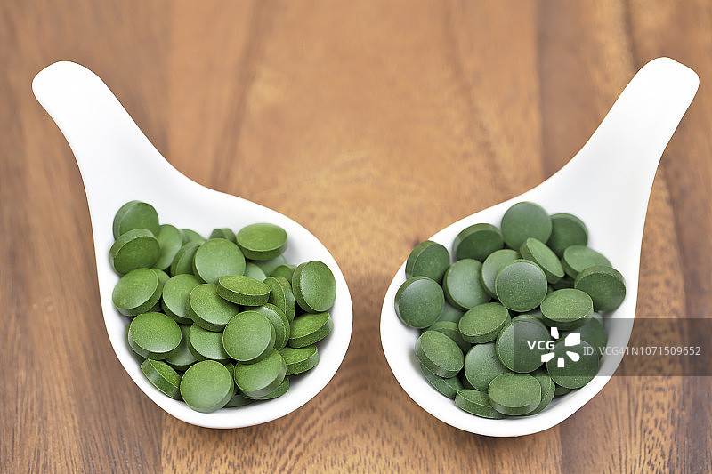 有机螺旋藻（蓝绿藻）和有机小球藻图片素材