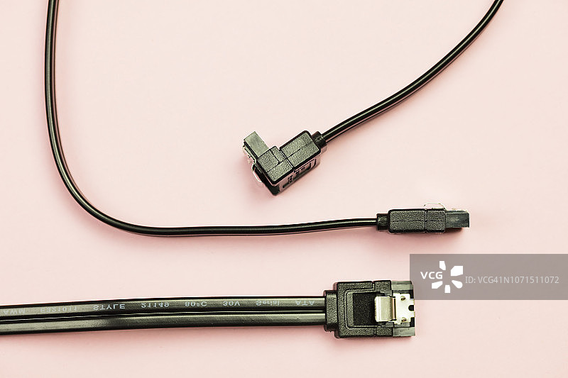 用于将硬盘连接到主板的黑色eSATA电缆，计算机组件图片素材