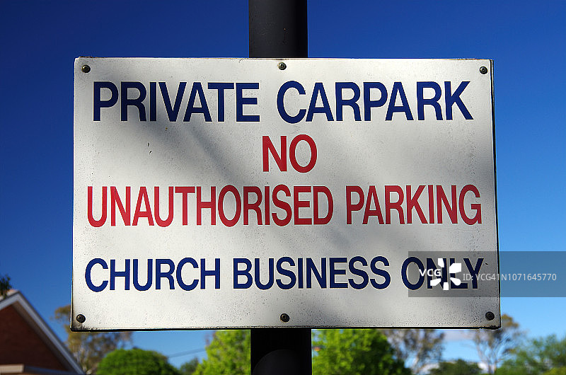 私人停车场，禁止擅自停车，仅供教堂业务使用图片素材