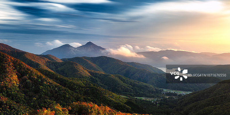 日落时分日本高地全景风光图片素材