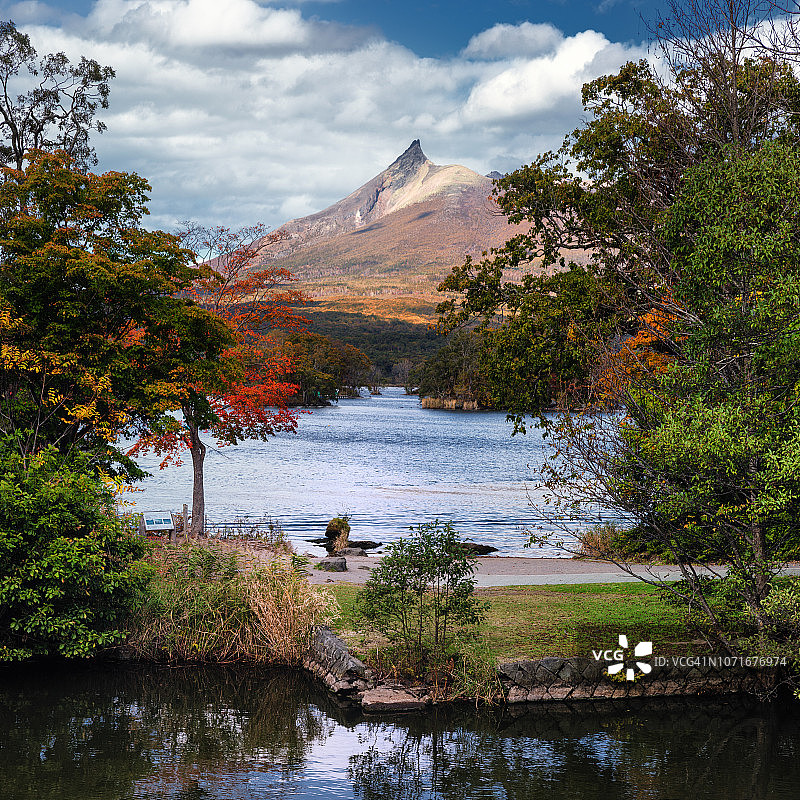 日本驹岳山和大小沼湖的秋景图片素材