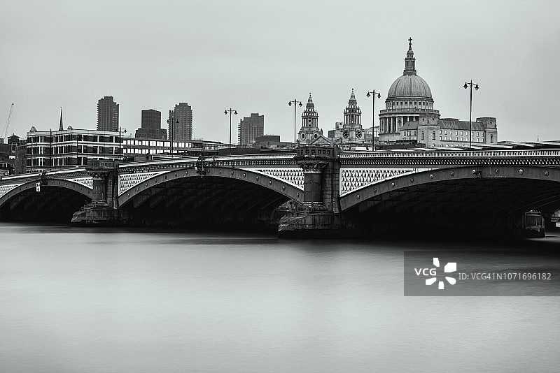 圣保罗大教堂和布莱克法尔桥图片素材