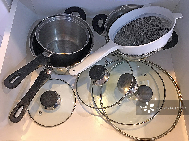 厨房抽屉里的烹饪锅具图片素材