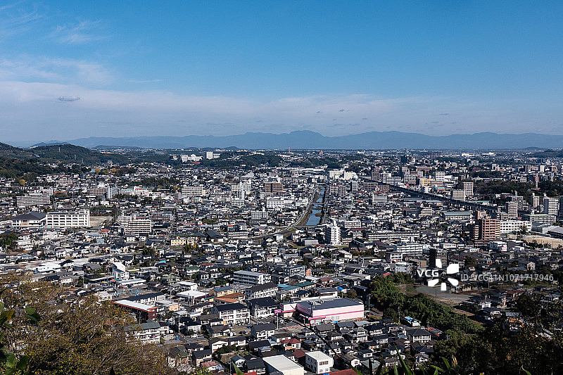蓝色天空下的日本熊本市图片素材