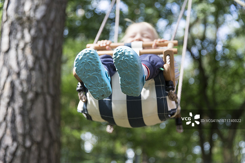 柏林花园里21个月大的幼儿图片素材