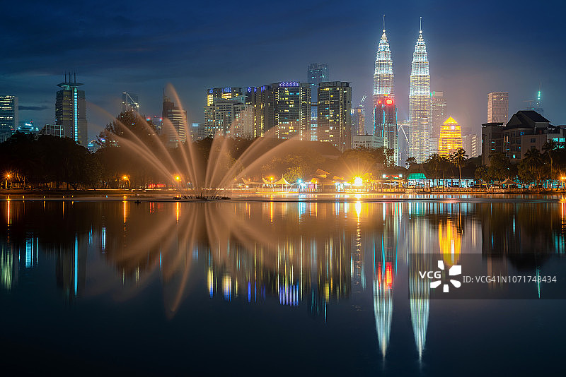 马来西亚吉隆坡蒂蒂旺沙公园日落时的喷泉图片图片素材