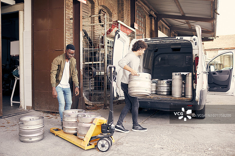 精酿啤酒厂的配送图片素材