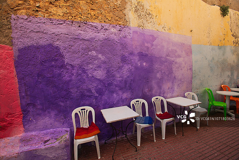 彩绘墙壁和室外咖啡座图片素材