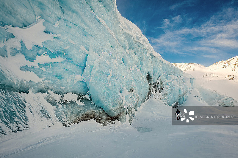 滑雪者经过古老的冰川图片素材