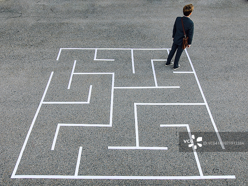 站在迷宫尽头的年轻男商人图片素材