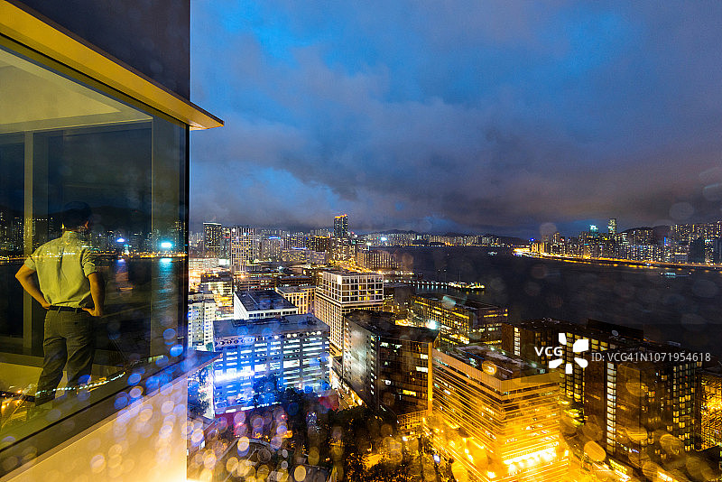 商人看城市夜景图片素材
