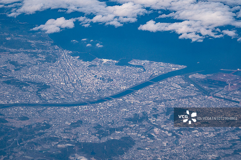 日本大分县大分市和濑户内海白天飞机航拍景观图片素材