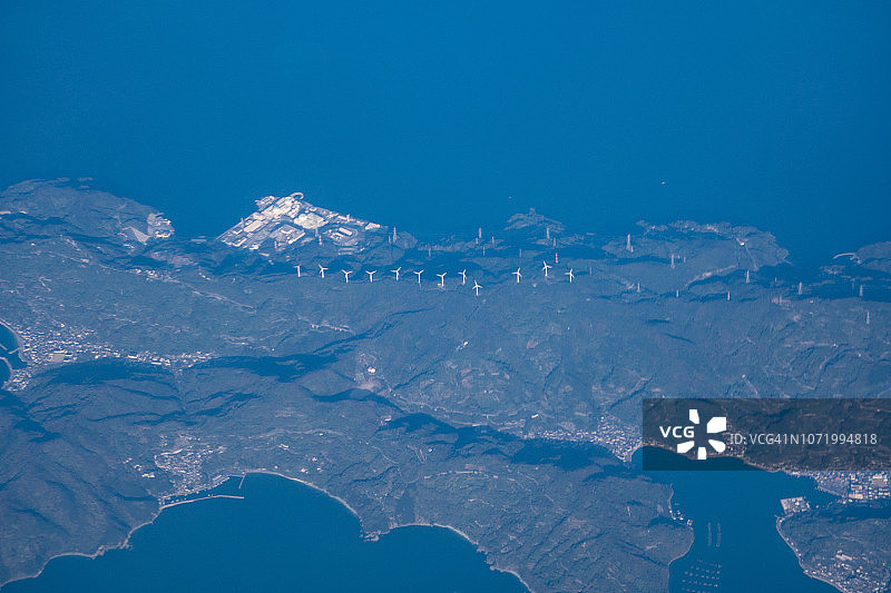 日本爱媛县伊方町的核能和风力发电站及濑户内海的飞机白天航拍图片素材