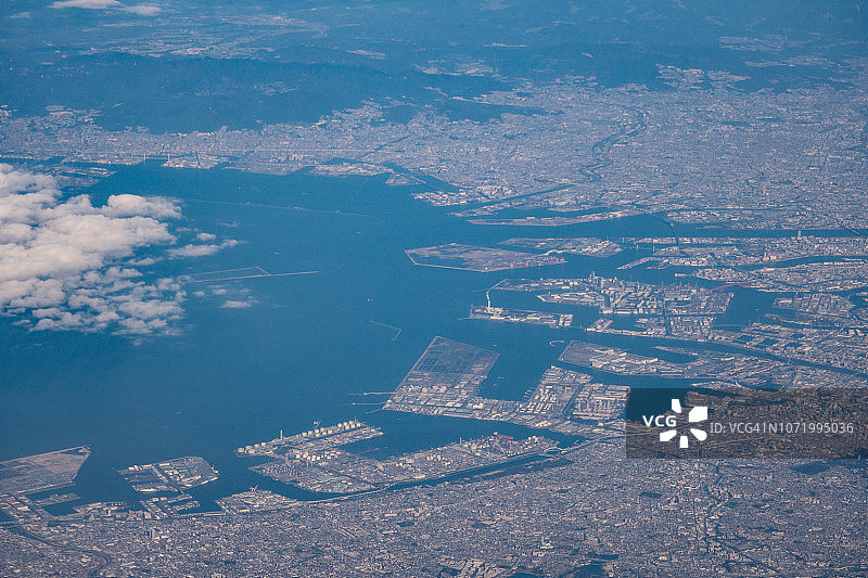 飞机航拍日本大阪湾和城市景观图片素材