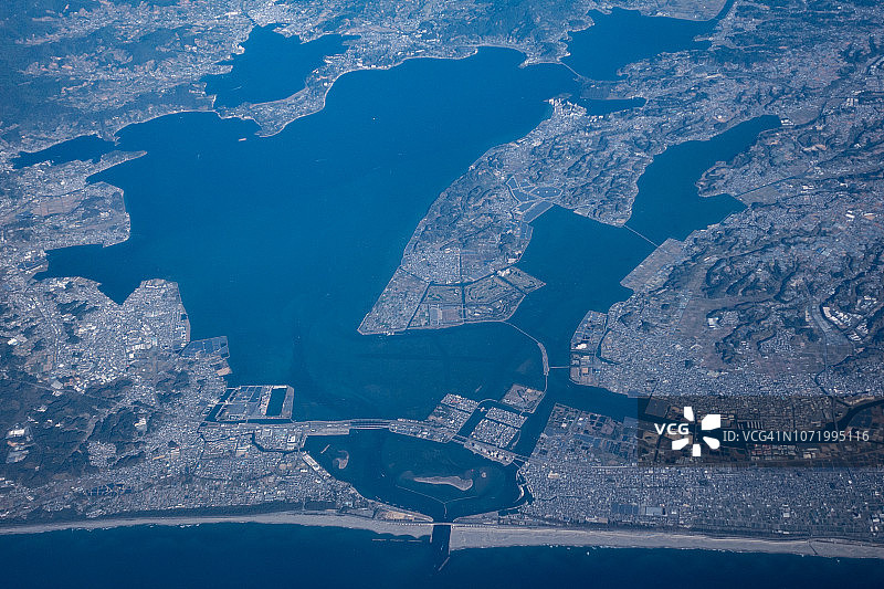 飞机航拍日本静冈县太平洋和滨名湖图片素材